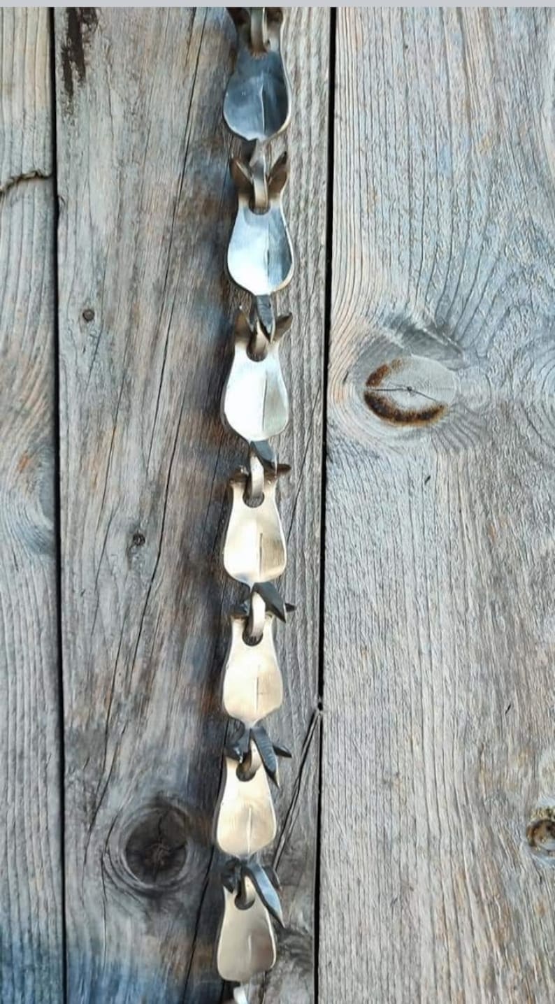 Metal collar linked plates on a wooden surface